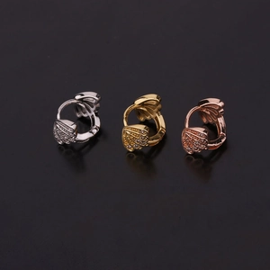 Detailansicht der muschelförmigen Creolen in Silber, Gold und Roségold mit Zirkon-Besatz