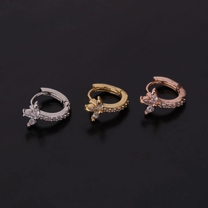 Detailansicht von Schlangen-Klappcreolen in Silber Gold und Roségold mit Zirkonia-Steinen