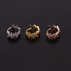 Detailansicht funkelnder Schlangenohrringe in Silber, Gold und Roségold mit Zirkonia