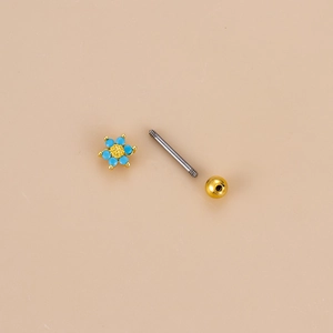 Makroansicht von blauem Blumen-Ohrstecker mit Gewindestift und goldener Schraubkugel