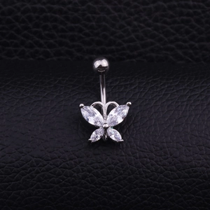Piercing de ombligo de acero inoxidable con mariposa de circón sobre fondo de cuero negro