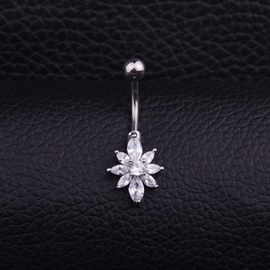 Detalle de piercing de ombligo en acero con circonitas en forma de flor sobre cuero