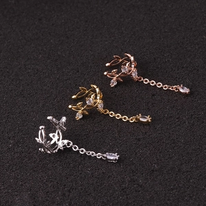 Λεπτομερής όψη τριών χρωμάτων ear cuffs με φύλλα και αλυσίδες ζιργκόν σε χρυσό, ασήμι και ροζ χρυσό