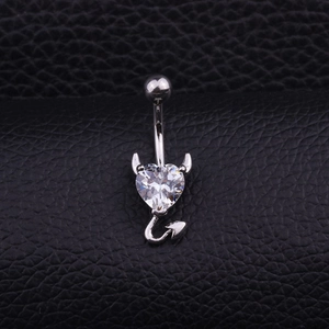 Detalle del piercing de ombligo corazón de diablo con circonita sobre cuero negro