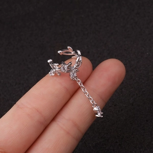 Ασημένιο ear cuff σε σχήμα φύλλου με κρύσταλλα ζιργκόν και λεπτή αλυσίδα φούντας
