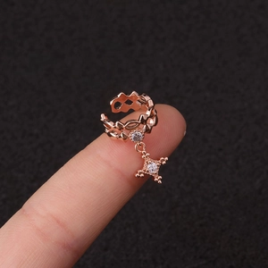 Rose gold σκουλαρίκι ear cuff με σχέδιο πλέγματος και κρεμαστό σταυρό με ζιργκόν
