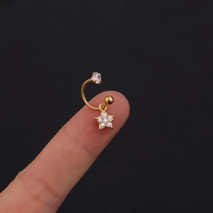 Dettaglio di un orecchino a C in acciaio con un pendente a stella scintillante in zircone