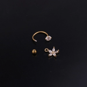 Anello piercing a C dorato con ciondolo a fiore in zircone e sfera su sfondo nero