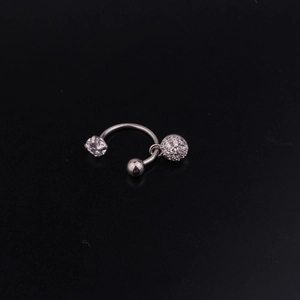 Dettaglio dell'anello a C in acciaio argento con zircone a fiore e ciondolo pavé lucido