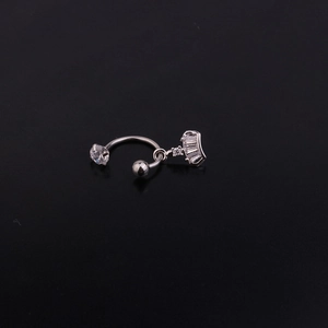 Dettaglio di piercing a ferro di cavallo con sfere e ciondolo in zirconia