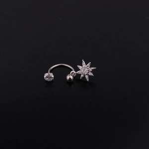 Anello a ferro di cavallo in acciaio lucido con un pendente a stella scintillante