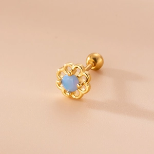 Macro di orecchino a bottone in acciaio dorato con opale blu e chiusura a vite a sfera