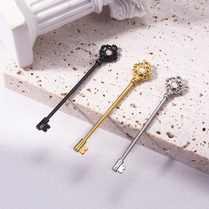 Piercing industrial con forma de llave e incrustación de opale corazón negro oro plata