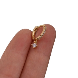 Créoles classiques en or avec cristaux pavés et pendentif solitaire en zircone ronde