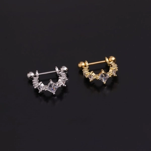 Dettaglio macro di piercing per cartilagine a U in acciaio con zirconi cubici quadrati