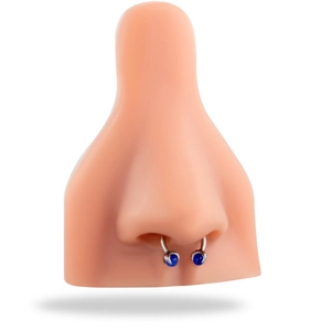 Septum-Ring aus Titanstahl mit blauen Mondsteinen auf einem realistischen Modell