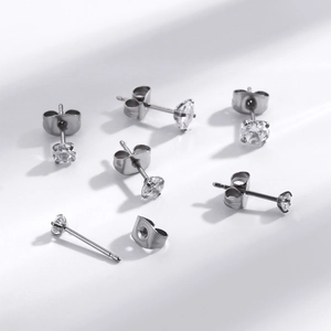 Détail de six boucles d'oreilles clous en zircone ronde et acier inoxydable à quatre griffes