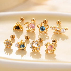 Set de 8 pendientes de cartílago en acero de titanio dorado con circonitas y perlas