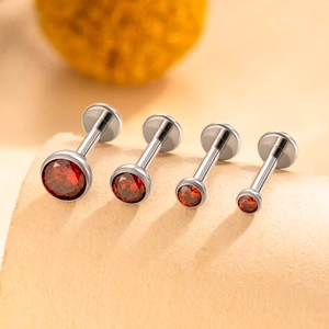 Clous de labret en titane F136 avec zircons rouges ronds en quatre tailles différentes