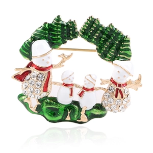 Détail de la broche couronne de Noël avec bonhommes de neige en émail et strass brillants