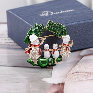 Détail d'une broche bonhomme de neige de Noël avec émail coloré et strass étincelants