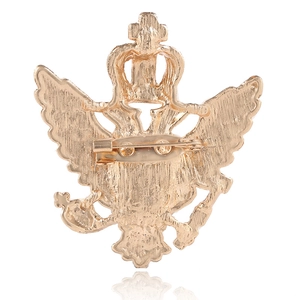 Goldene Doppeladler-Brosche mit Krone zeigt die Rückseite mit Pin-Detail und Textur