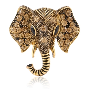 Detail der vintage goldenen Elefantenbrosche mit champagnerfarbenen Strasssteinen