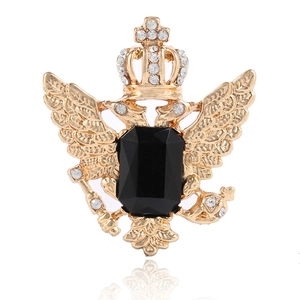 Detailansicht der Vintage-Doppeladler-Brosche mit schwarzem Edelstein und Goldauflage