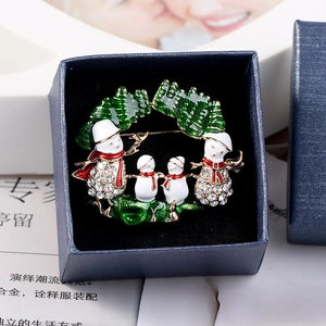 Détail macro d'une broche bonhomme de neige de Noël avec strass et émail en boîte