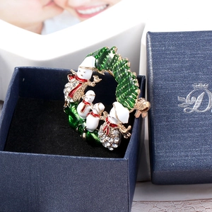 Vue détaillée de la broche bonhomme de neige de Noël dans son coffret cadeau