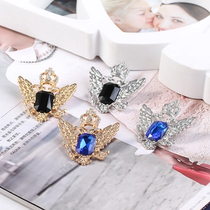 Detaillierte Makroansicht von Vintage Doppeladler-Brosche mit Edelsteinen und Kronen