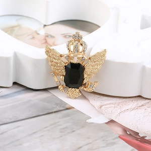 Detail einer Vintage Gold-Adler-Brosche mit großem schwarzem Edelstein und Strasssteinen