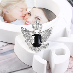 Detailansicht der Vintage-Adler-Brosche mit weißen Diamanten und schwarzem Kristall