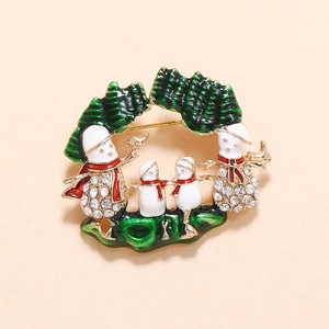 Broche festive famille bonhomme de neige en alliage doré avec émail coloré et strass