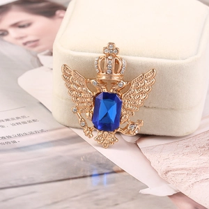 Detailansicht der Vintage-Brosche Doppeladler mit Krone und blauem Kristallbesatz