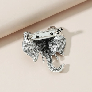 Vintage Silber-Elefanten-Brosche Rückansicht mit Metalltextur und Sicherheitsnadel-Verschluss