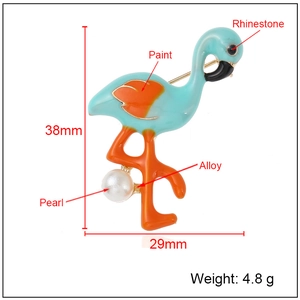 Blaue und orange Flamingo-Brosche mit Perlen und Strasssteinen auf weißem Grund