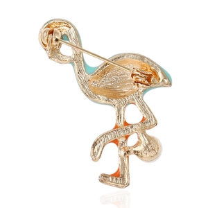 Eleganter Flamingo-Anstecker mit blau-orangefarbenem Emaille auf goldener Legierung