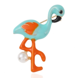 Emaille Flamingo Brosche mit orangefarbenen Beinen und weißer Perle auf weißem Grund