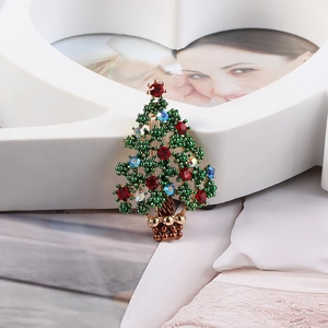 Exquisite Christmas tree brooch with green beads and colorful rhinestones detail