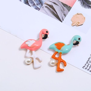 Exquisite Flamingobrosche mit farbigem Emaille-Finish und eleganten Perlendetails
