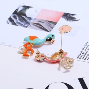 Detailansicht der Flamingo-Ohrringe mit blauem Emaille, Perlen und vergoldeten Steckern