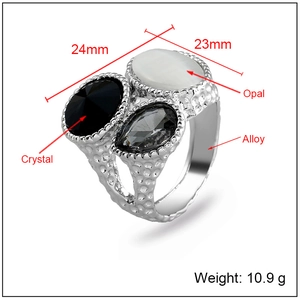 Anello vintage con opale occhio di gatto, cristallo nero e fascia in lega martellata
