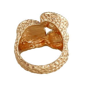 Anello dorato martellato con gemma occhio di gatto, elegante fascia larga da donna