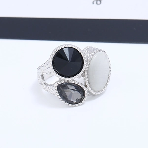 Dettaglio macro di anello in argento martellato con tre pietre occhio di gatto miste