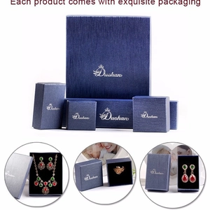 Caja de regalo para joyas en azul marino con logotipo plateado para collares y anillos