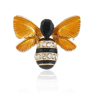 Broche abeille 3D vintage avec ailes en émail jaune et cristaux sur fond blanc pur