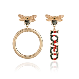 Boucles d'oreilles abeille asymétriques dorées avec perles et pendentif lettrage LOVED