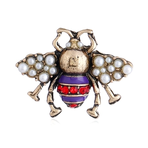 Broche abeille vintage avec ailes en perles, émail violet et strass rouges vifs