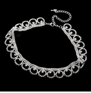 Makroaufnahme des silbernen Strass-Chokers mit filigranen Mustern und Karabinerverschluss